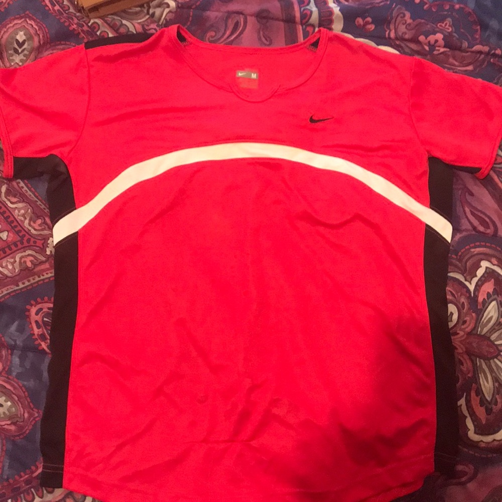 Nike fit dry work out t-shirt 💰$5 with purchase